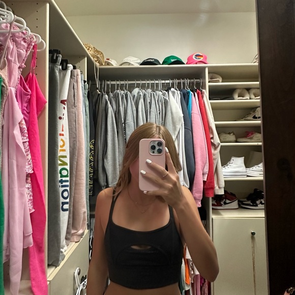 This lululemon black sports bra is a size 4 - Picture 1 of 4